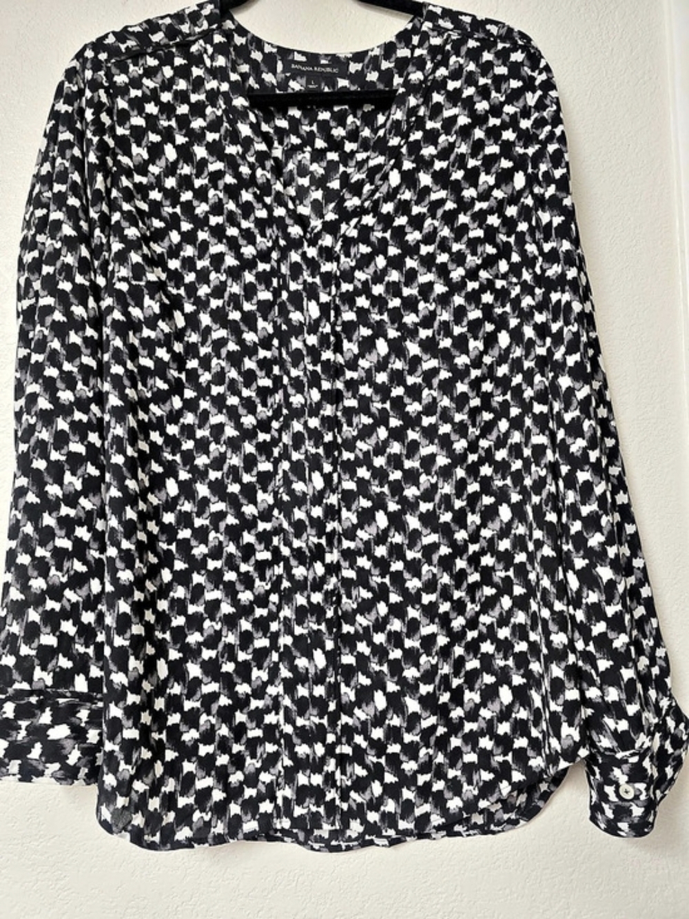 Banana Republic Abstract Print Blouse in Black & White Large Like New